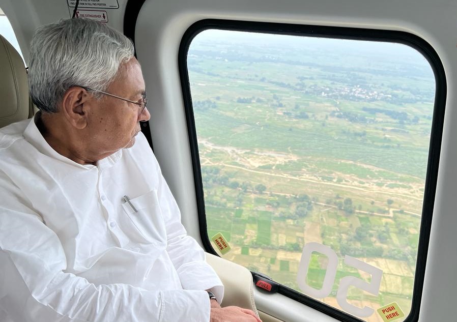 मुख्यमंत्री नीतीश कुमार के हवाई सर्वेक्षण को ले मुंगेर हवाई मुंगेर । सर्वेक्षण के दौरान हैलीकॉप्टर में फ्यूल भरने या मौसम के खराब होने के उपरांत, मुंगेर हवाई अड्डा में सीएम के हैलीकॉप्टर के उतरने की व्यवस्था की गई।