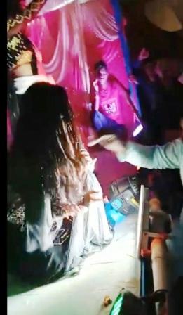 Video of the head husband of Damodarpur Baldha spending money on the dancers obscene dance goes viral 1 1