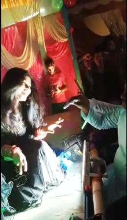 Video of the head husband of Damodarpur Baldha spending money on the dancers obscene dance goes viral 2